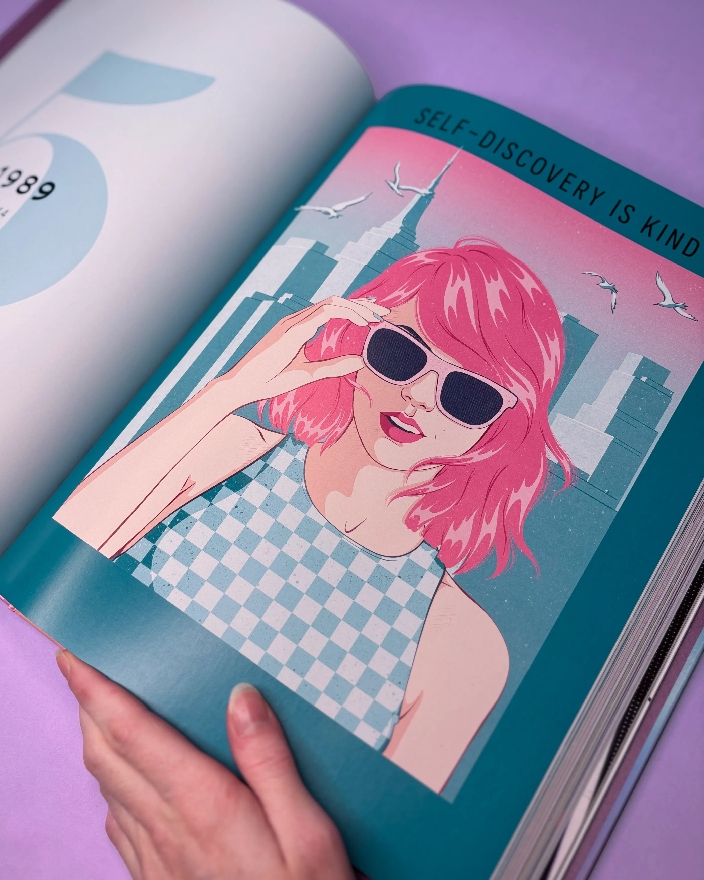 Illustration de Taylor Swift dans son era 1989. Elle est devant la skyline de New York, porte des lunettes de soleil et a les cheveux roses