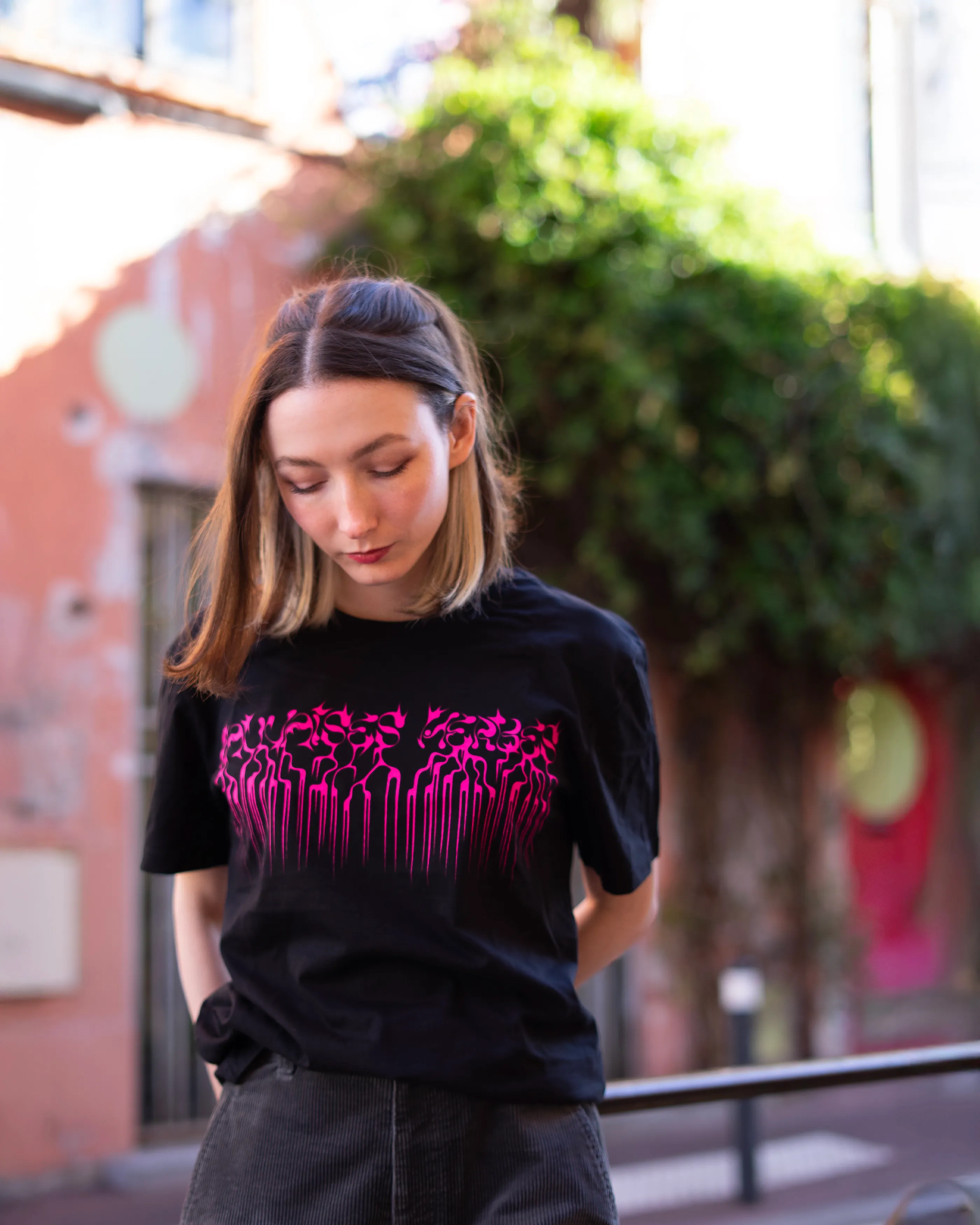 Shooting photo pour présenter le projet Mauvaise herbe en collaboration avec JeanneTo. Création d'une typographie pour le visuel de son t-shirt