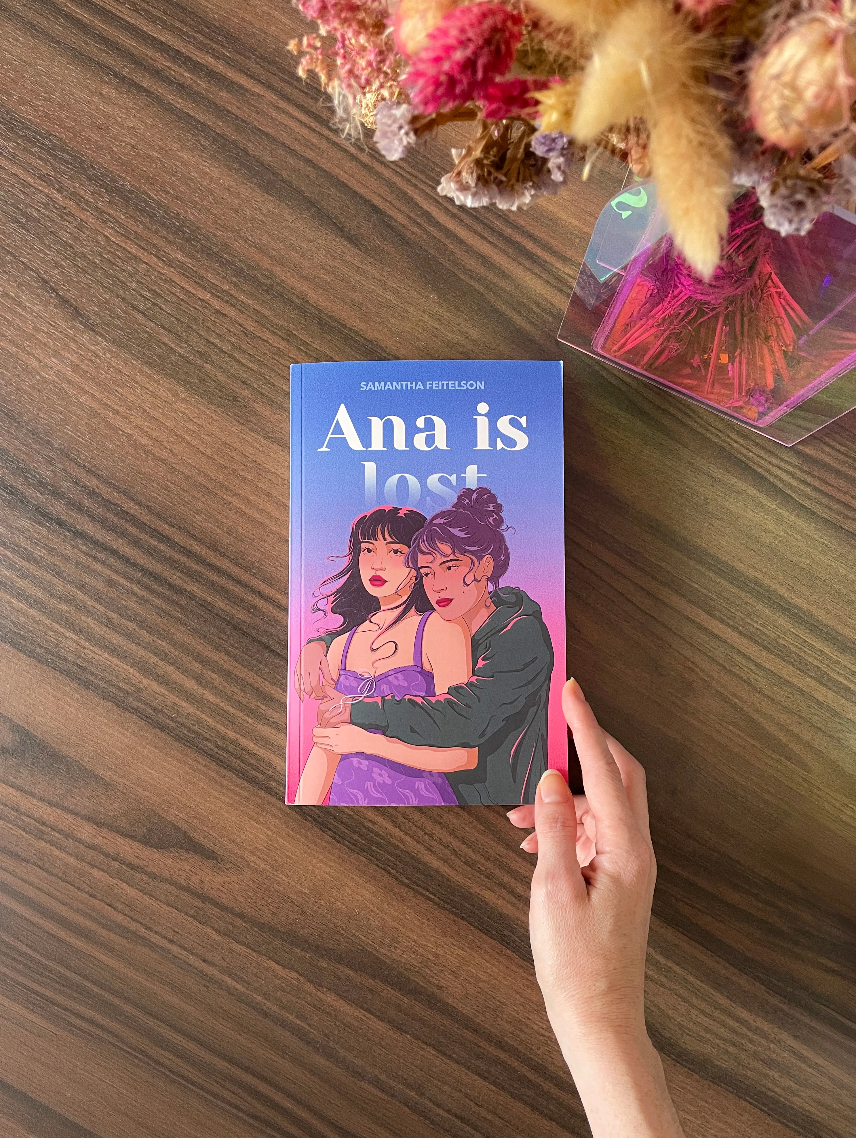 Photo du livre Ana Is Lost pour présenter la couverture réalisée par Laurie-Anne Poquet